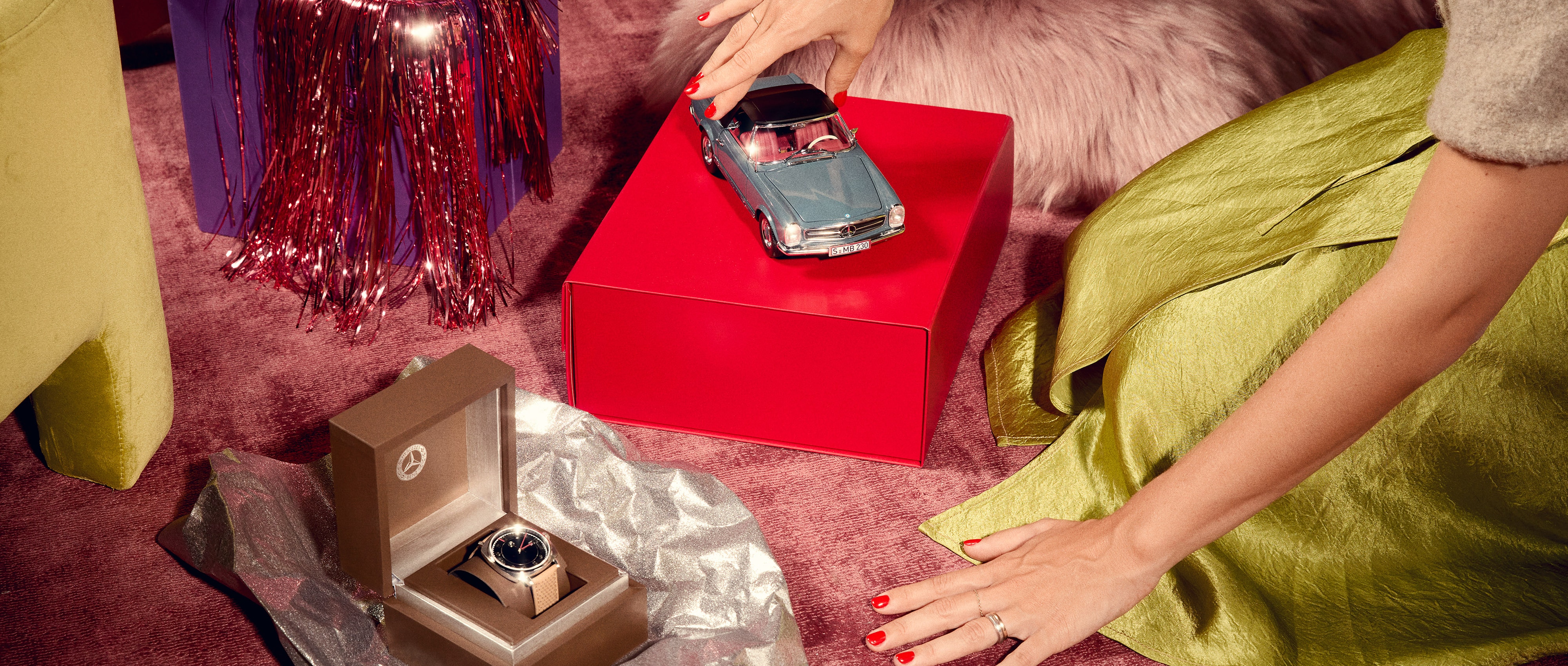 Frau mit Uhr und Modellauto als Geschenke Frau mit Uhr und Modellauto als Geschenke