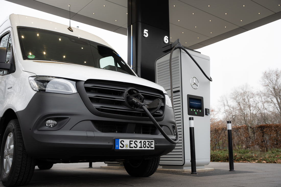 Neuregistrierung THG Mann zwischen Fahrzeugen