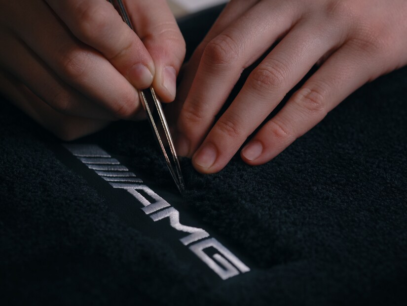 Das MANUFAKTUR Logo, das auf hochwertigen Materialien genäht wird.