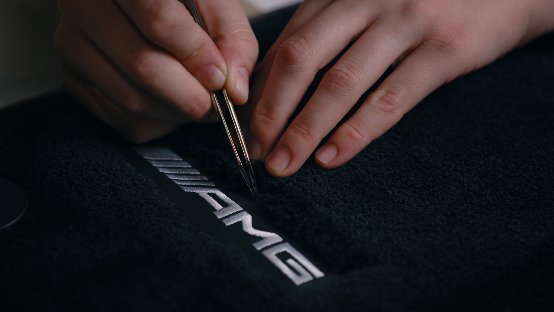 Das MANUFAKTUR Logo, das auf hochwertigen Materialien genäht wird.