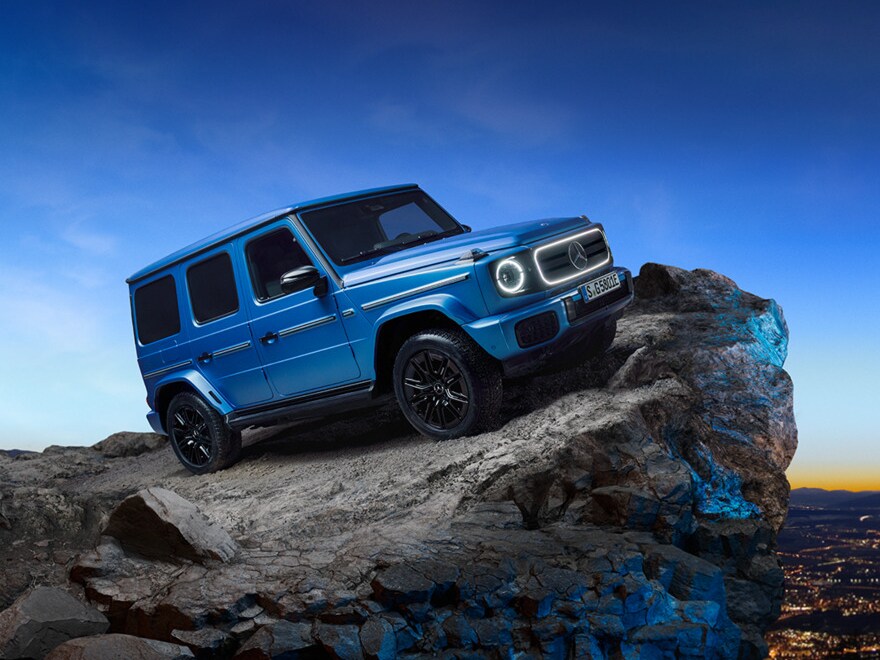 Die elektrik G-Klasse von Mercedes-Benz in einer seitlichen Frontansicht im Gebirge.