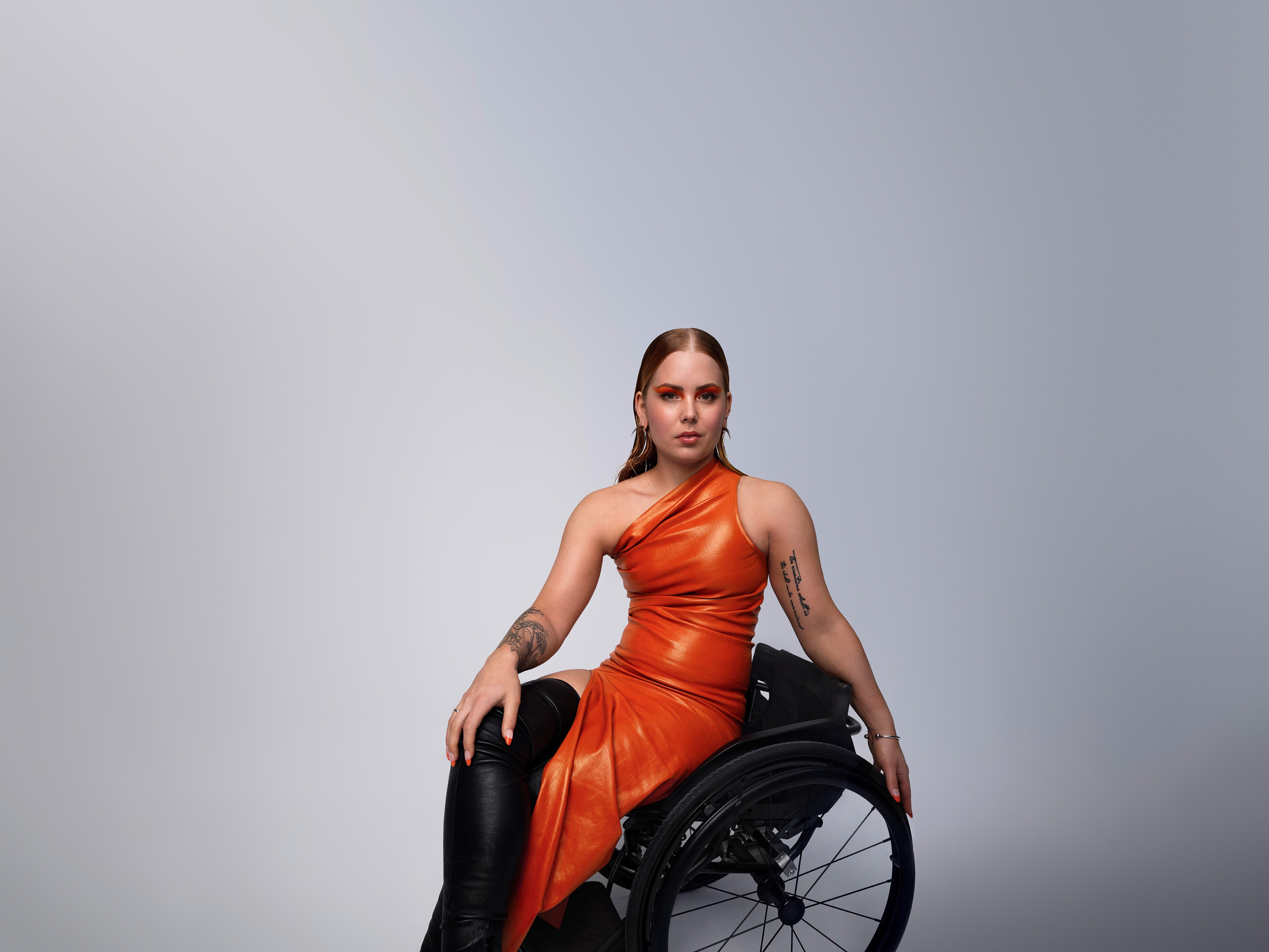 Die behindertengerecht umgebaute Mercedes-Benz T-Klasse in einer schrägen Frontansicht und ein Basketballspieler im Rollstuhl im linken Vordergrund.