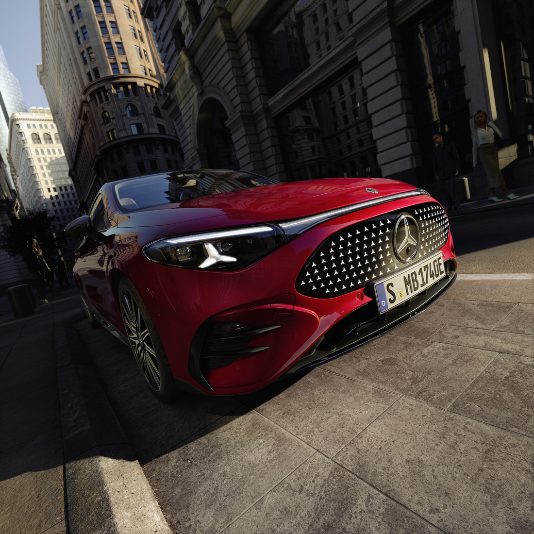 CLA | Mercedes-Benz. Der neue vollelektrische CLA 250+ von Mercedes-Benz front Ansicht mit einer Frau an der Seite stehend und einem roten Vorhang im Hintergrund