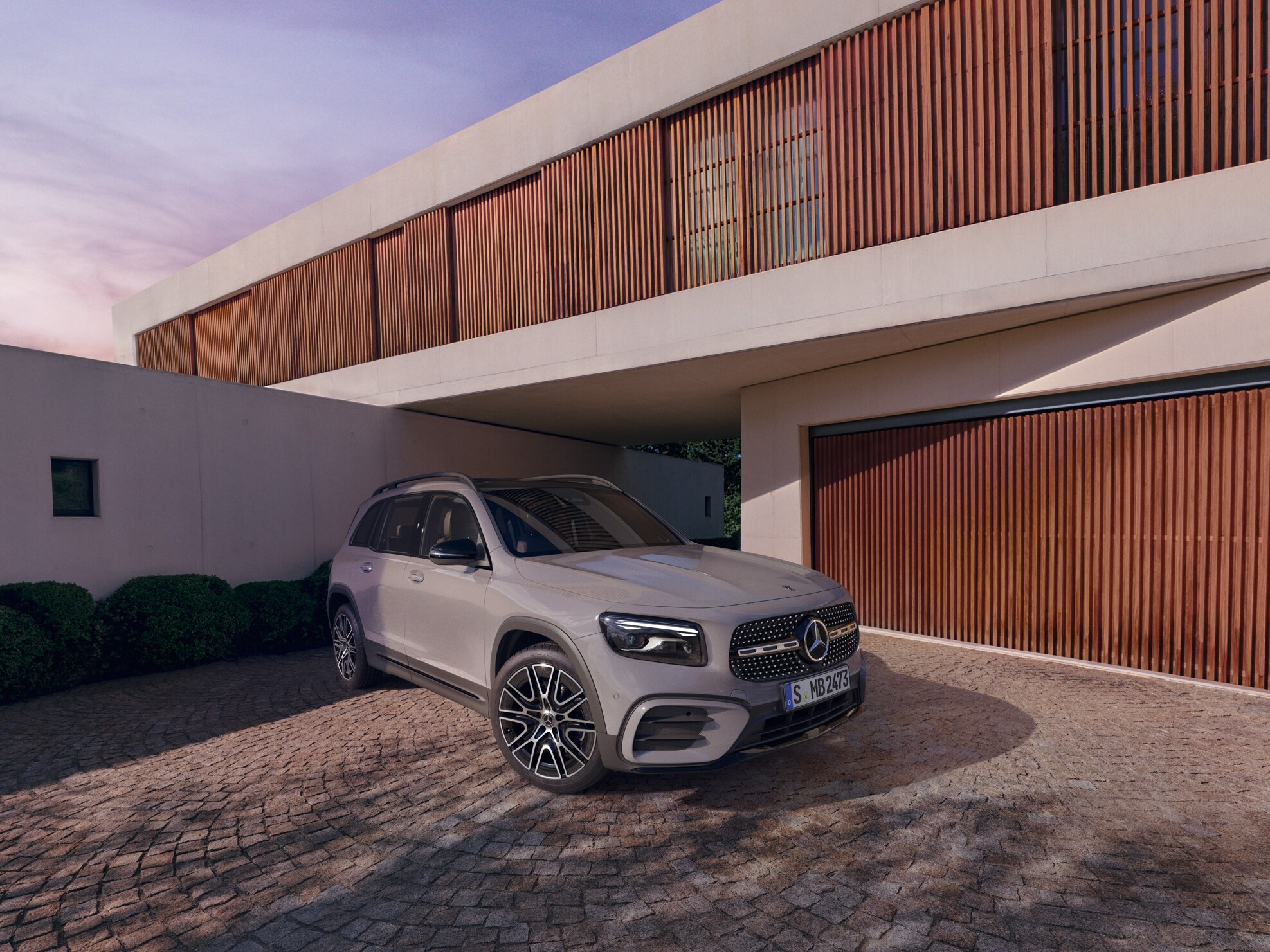 Geparkte Mercedes-AMG GLB, in der Einfahrt.