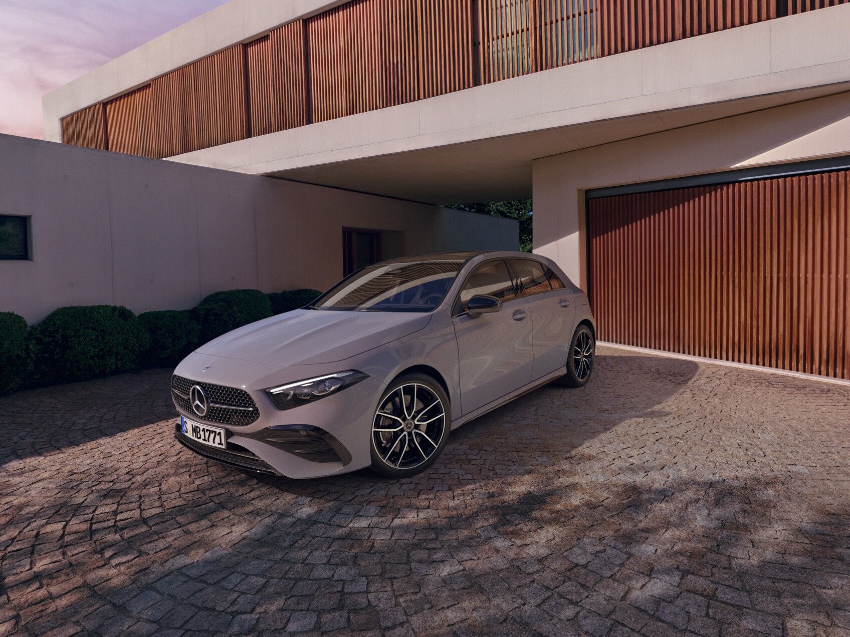Geparkte Mercedes-AMG A-Klasse Kompaktlimousine, in der Einfahrt.