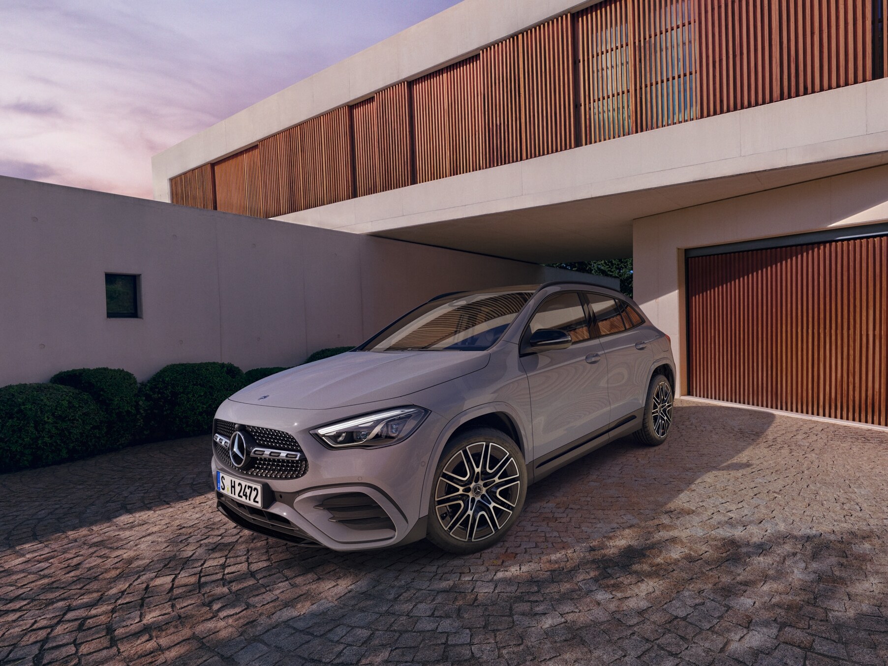 Geparkte Mercedes-AMG GLA, in der Einfahrt.
