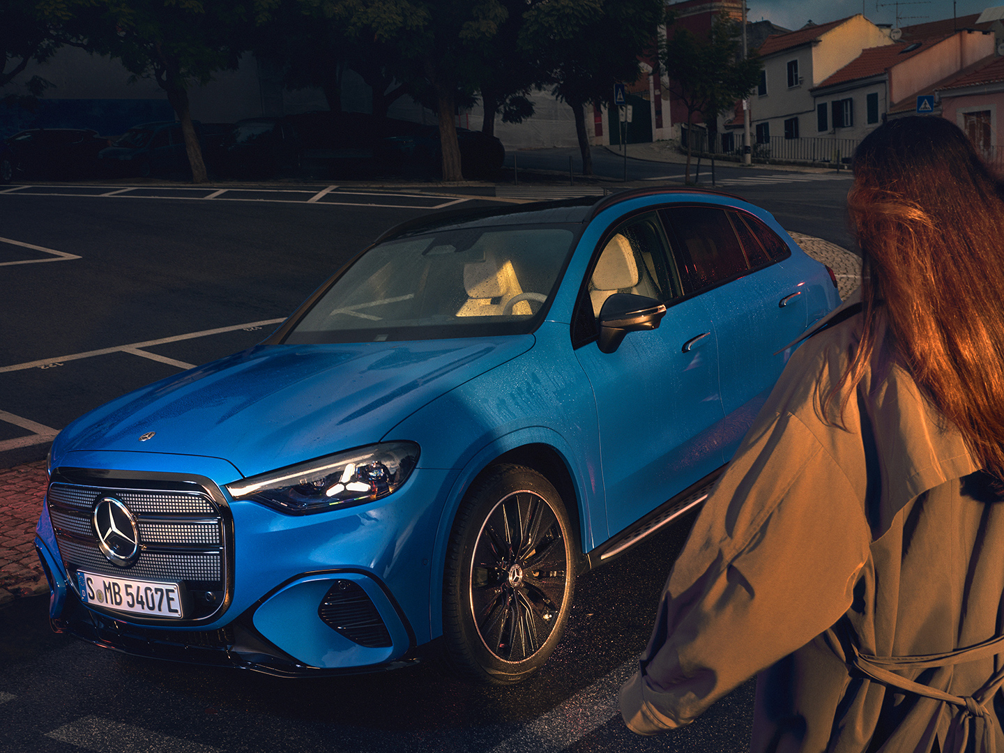 Mercedes-Benz | Welcome Home. Frau geht von hinten in Richtung eines GLC von Mercedes-Benz und ist bereit einzusteigen.