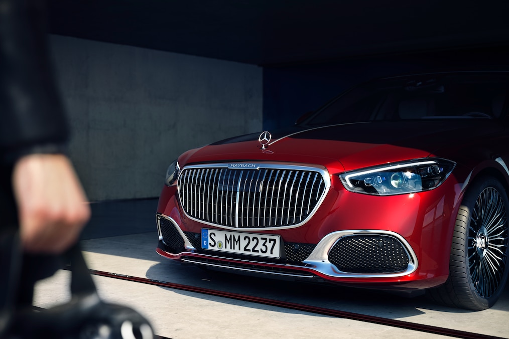 Eine V12-Plakette auf dem Kotflügel des Mercedes-Maybach S 680.