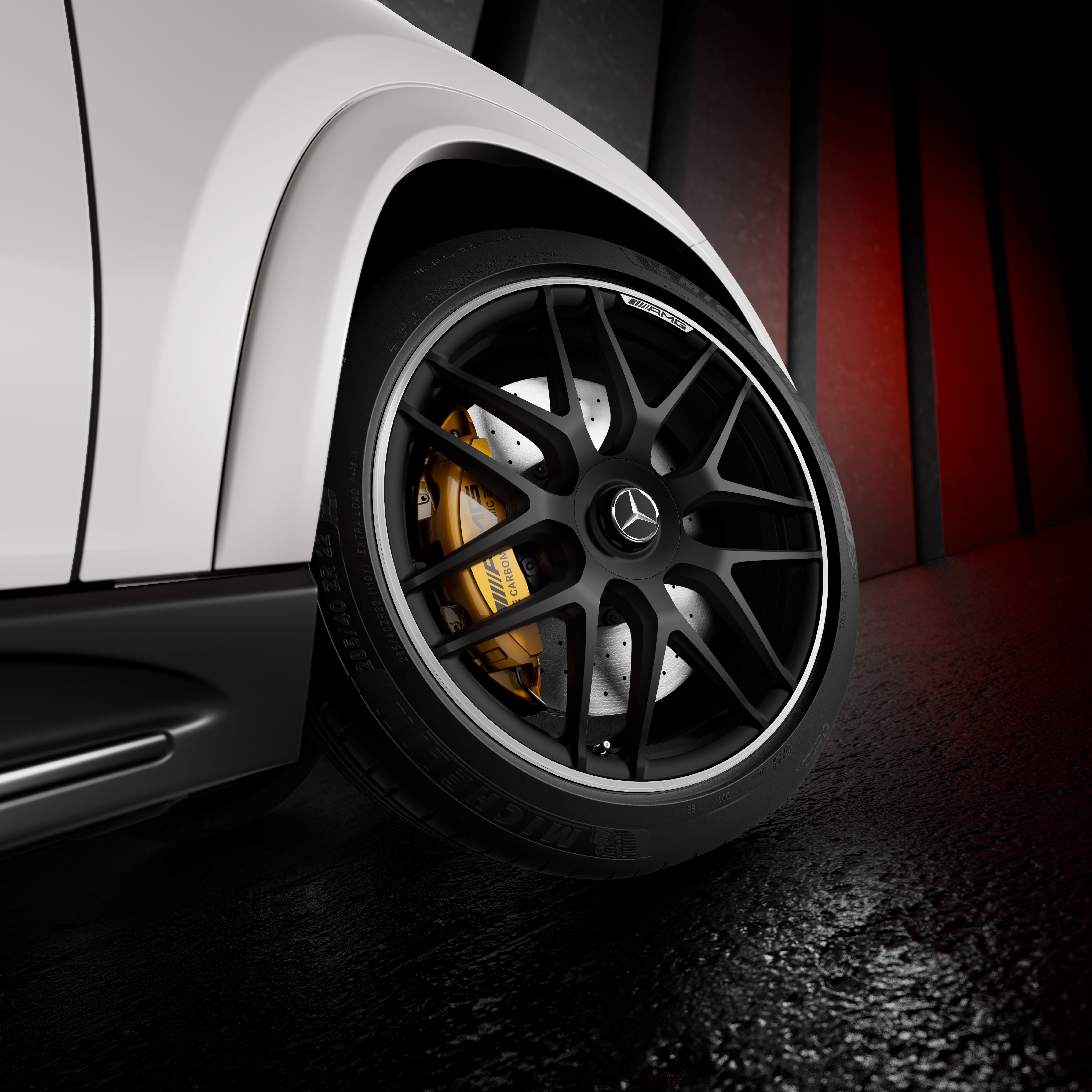 Darstellung von 22-Zoll (55,9 cm) AMG-Schmiederäder im Kreuzspeichen-Design und die AMG Hochleistungs-Verbundbremsanlage.