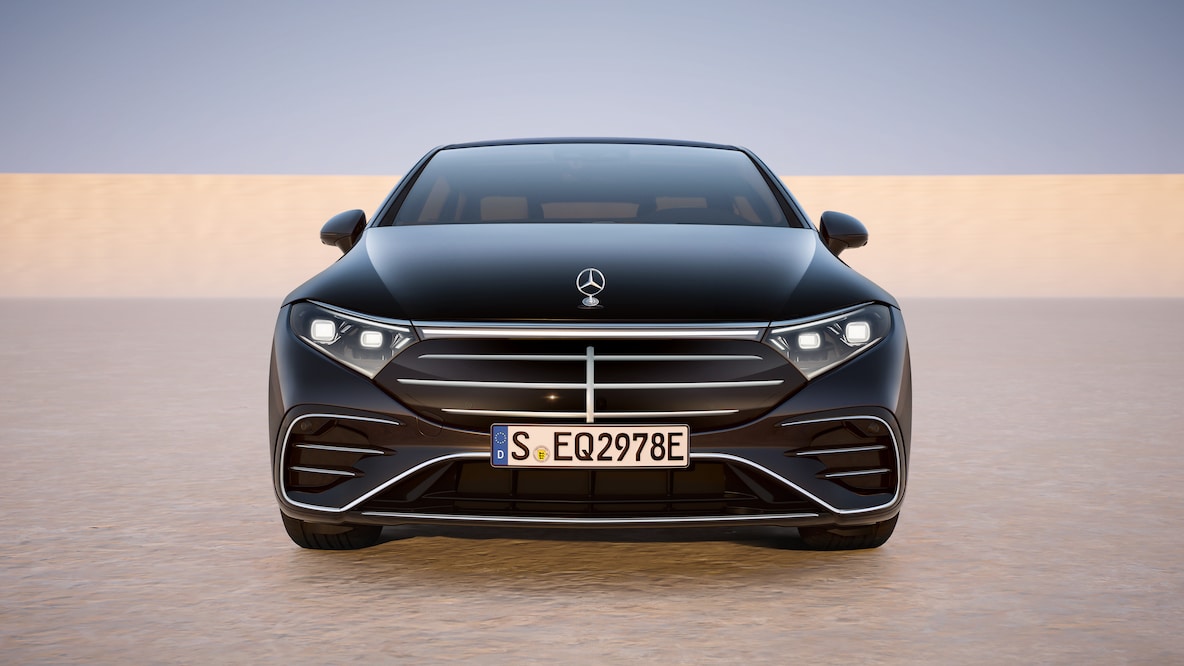 Die EQS Limousine von Mercedes-Benz in einer seitlichen Frontansicht.