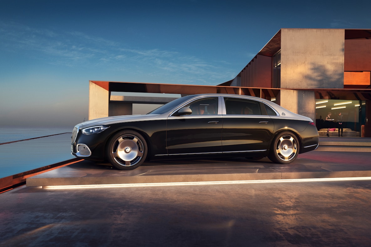 Die Mercedes-Maybach S-Klasse in einer seitlichen Frontansicht.