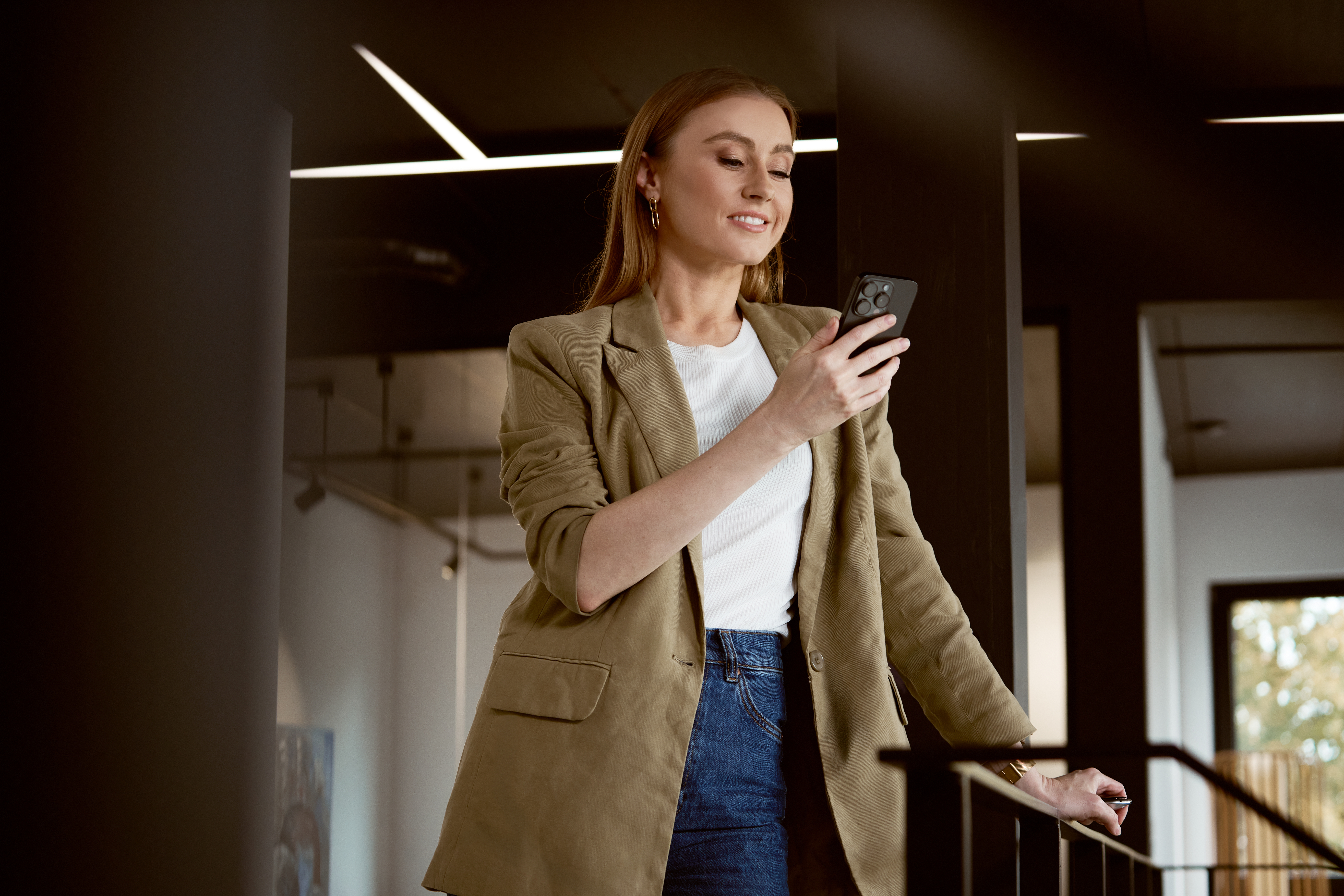 Login THG Frau mit Handy