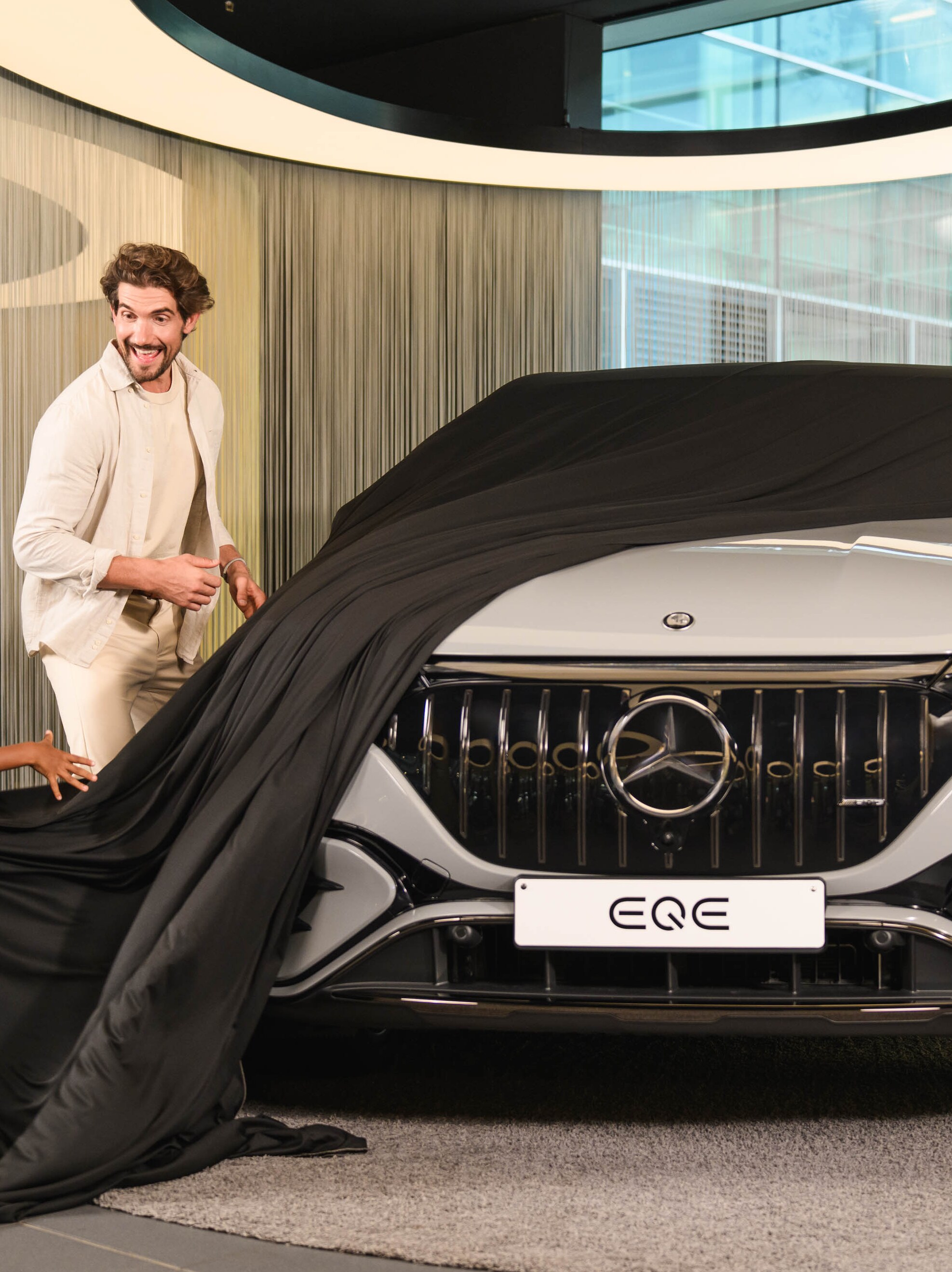 Eine Familie mit einem Kind enthüllt ihren neuen Mercedes-Benz