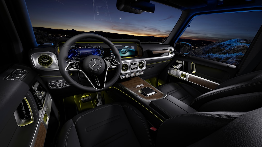 Offroad-spezifische Anzeigen im Instrumentendisplay / Media-Display oder ein Mercedes-Benz G 580 im Gelände.