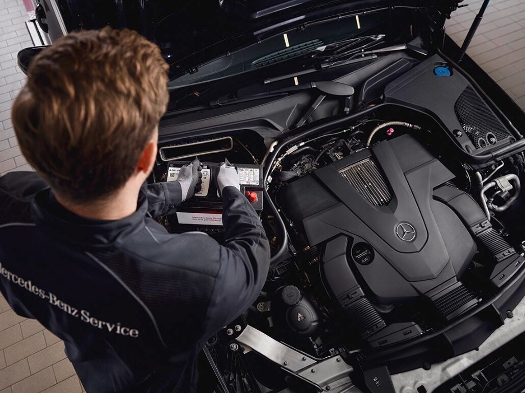 Motorservice in einer Werkstatt, bei dem der Austausch von Bauteilen unter Verwendung von Mercedes-Benz Originalteilen gezeigt wird.