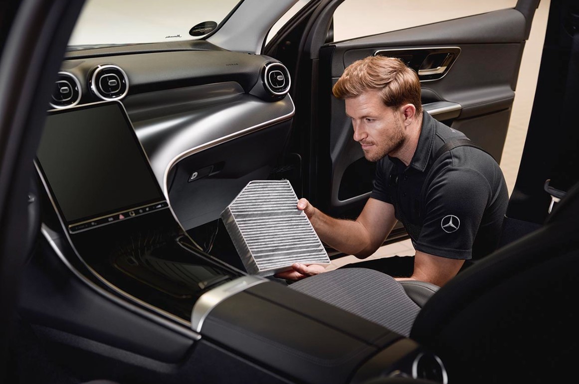 Original-Innenraumfilter von Mercedes-Benz Servicearbeiten im Interieur zeigen den Austausch eines Innenraumfilters unter Verwendung eines Originalteils von Mercedes-Benz.