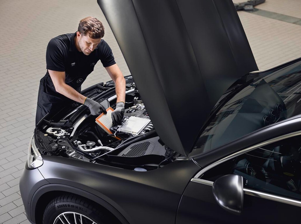Motorservice zeigt den Austausch eines Motorluftfilters unter Verwendung eines Originalteils von Mercedes-Benz in einer autorisierten Werkstatt.
