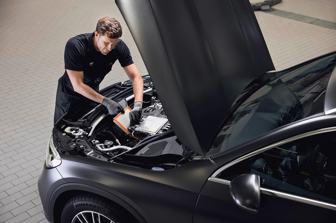 Original-Motorluftfilter von Mercedes-Benz Motorservice zeigt den Austausch eines Motorluftfilters unter Verwendung eines Originalteils von Mercedes-Benz in einer autorisierten Werkstatt.
