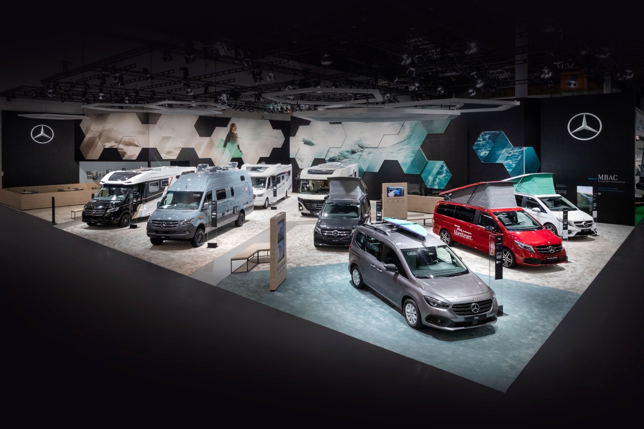 Citan, Vito und Sprinter stehen nebeneinander auf der Straße. | Mercedes-Benz Transporter Citan, Vito und Sprinter stehen nebeneinander auf der Straße.