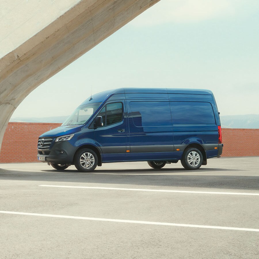 Sprinter Kastenwagen fährt auf die Baustelle.