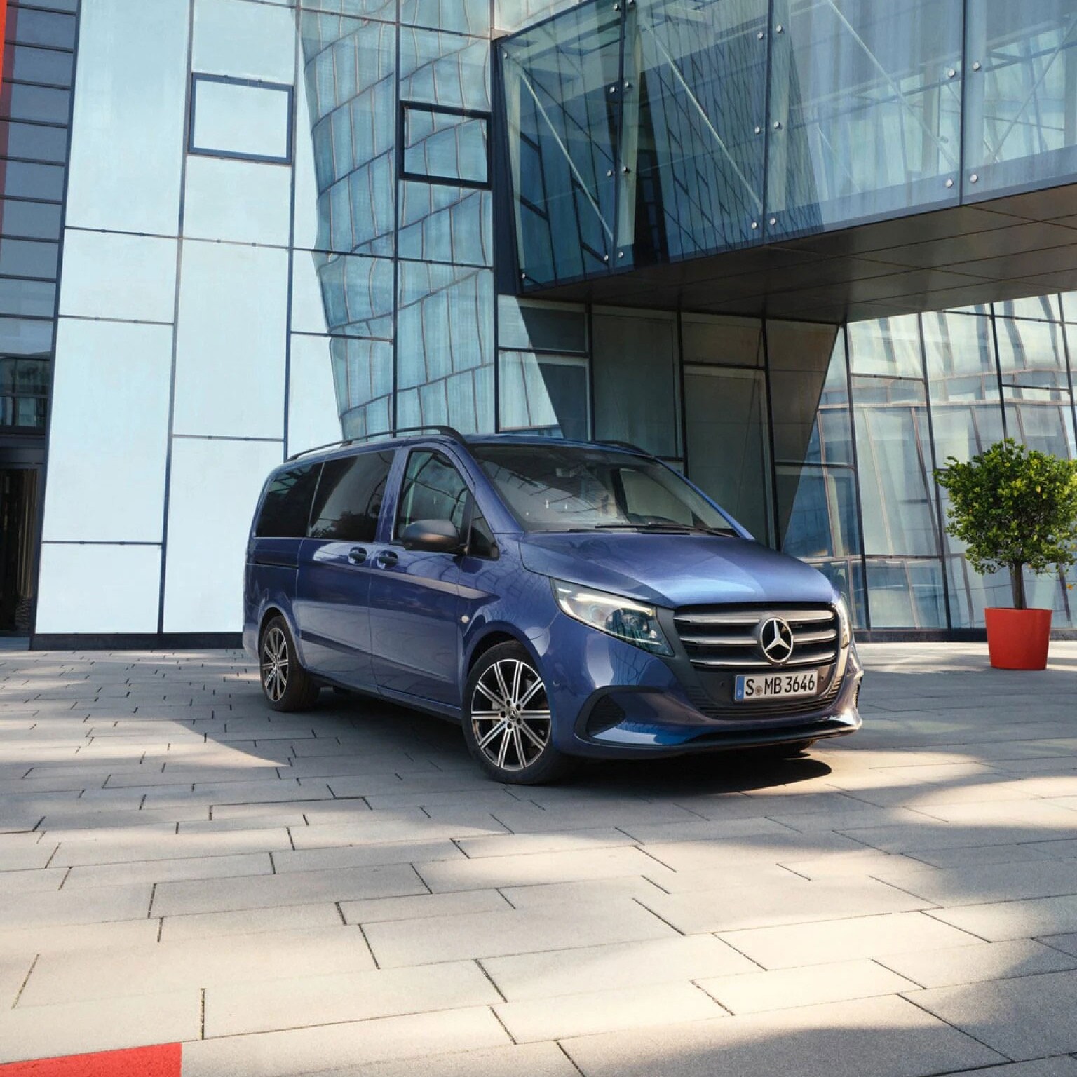 Vito Tourer parkt vor einem Gebäude. 