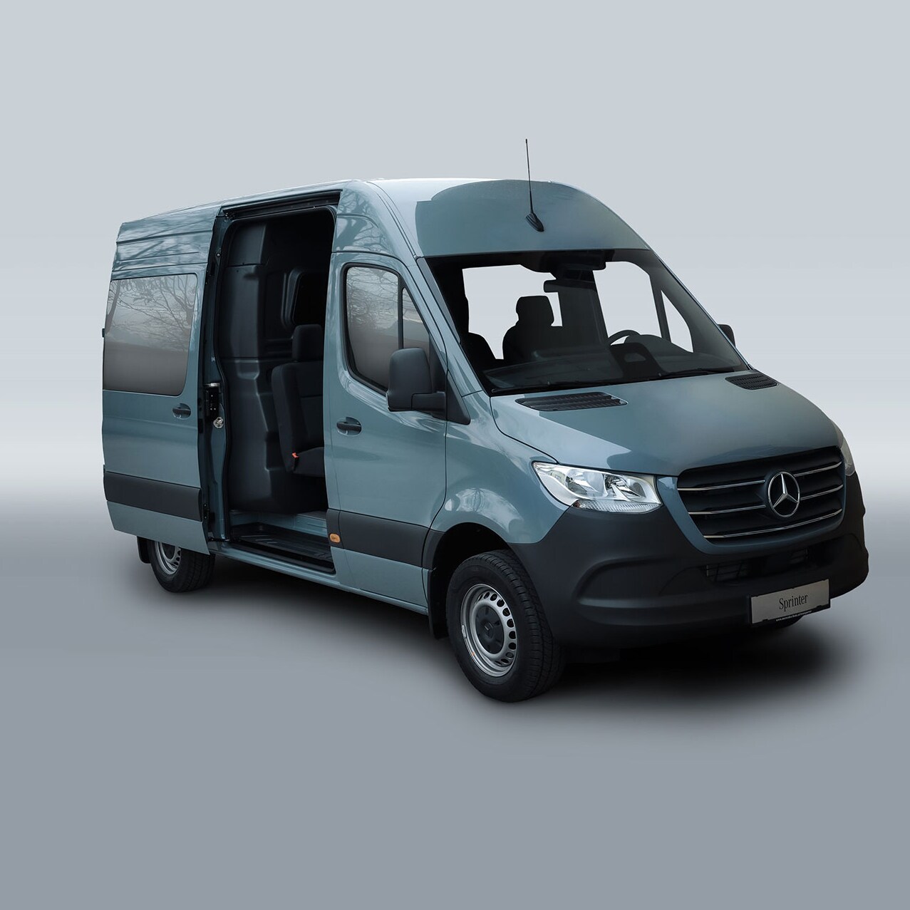 Sprinter Kastenwagen fährt auf die Baustelle.