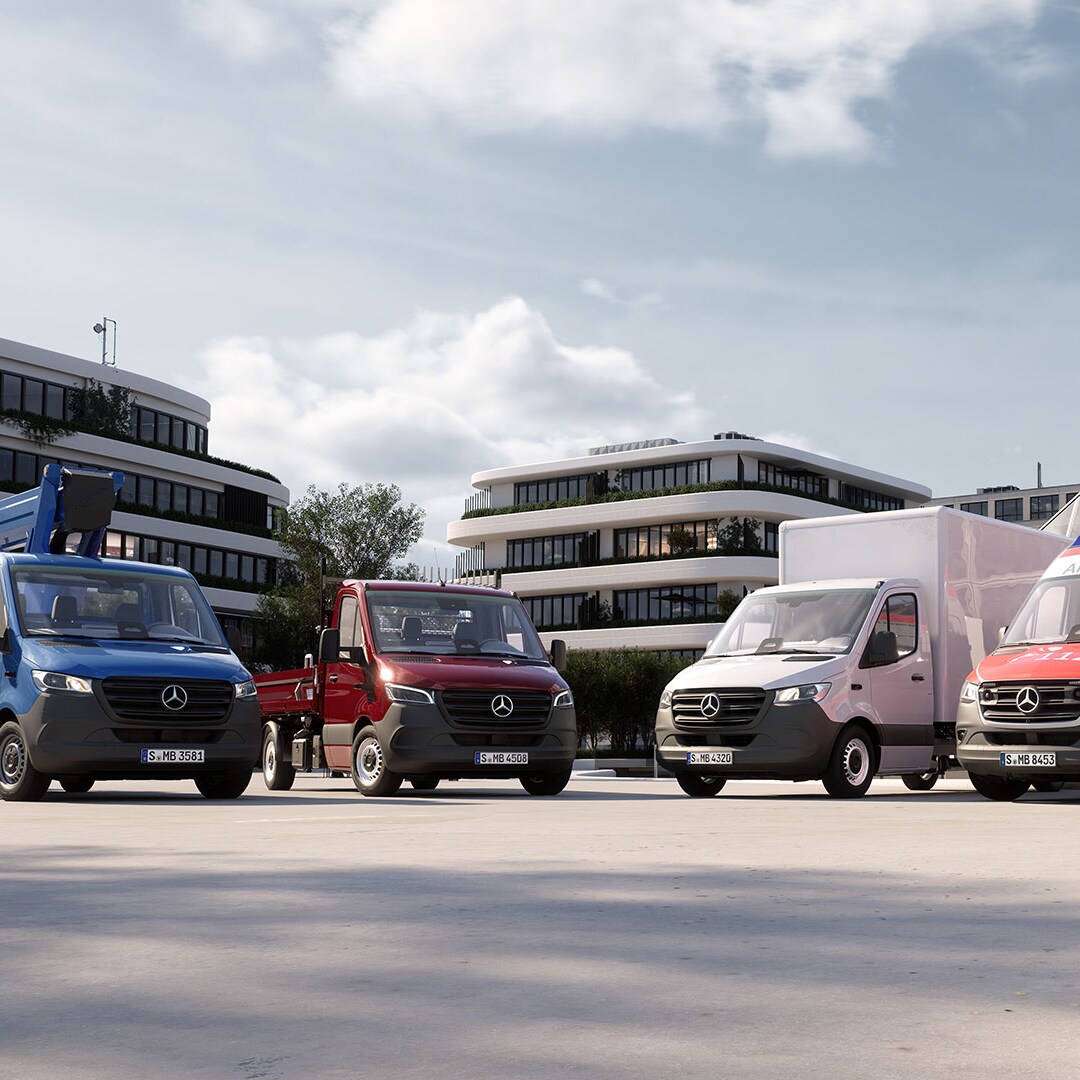 Mehrere Mercedes‑Benz Transporter mit individuellen Auf‑ und Umbaulösungen stehen nebeneinander auf einem Platz vor moderner Architektur, darunter Fahrzeuge für Logistik, Bau, Handwerk und Gewerbe.