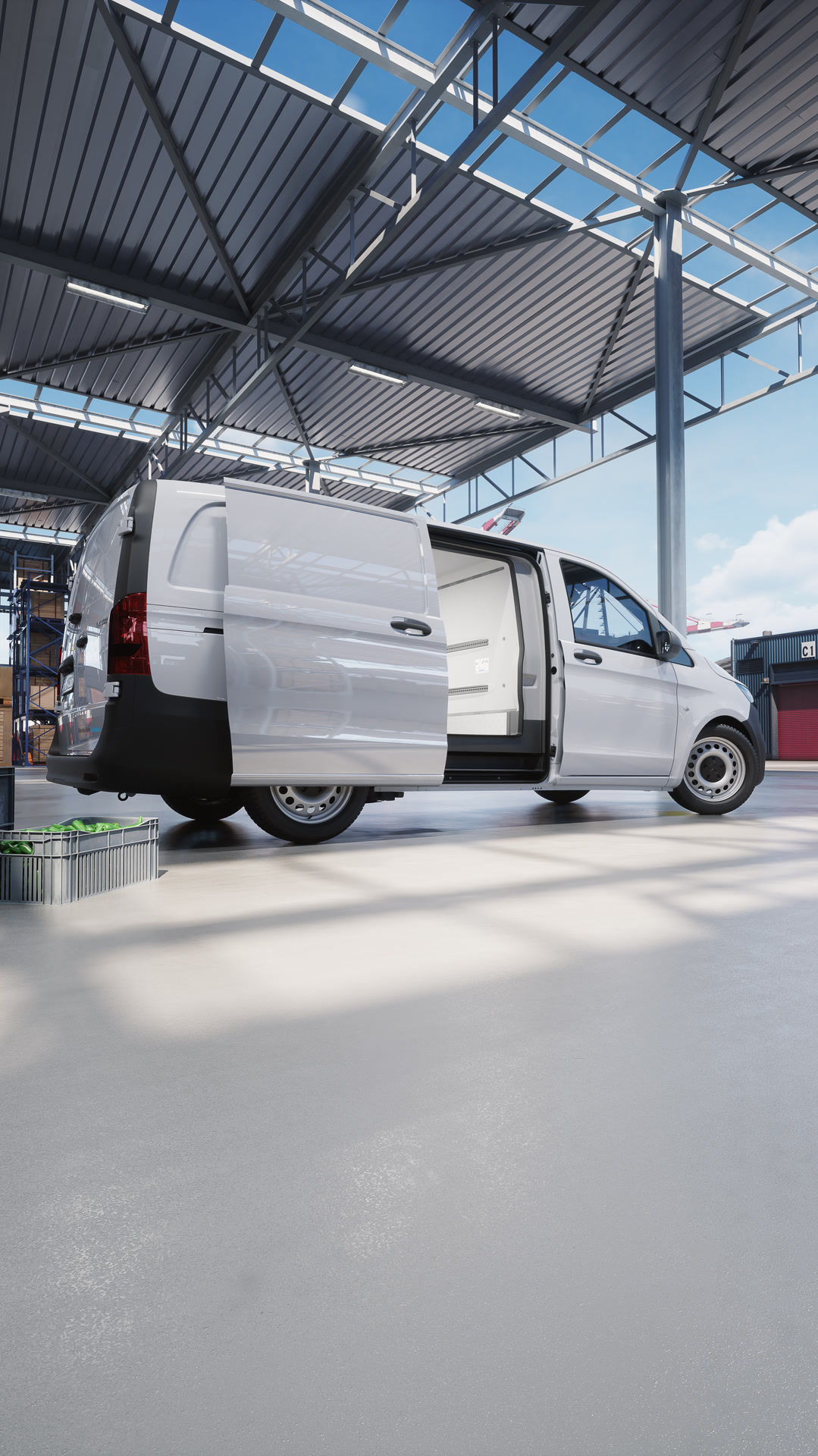 Mercedes‑Benz Vito mit Kühlaufbau steht mit geöffneter Schiebetür in einem Logistikbereich – geeignet für den Transport temperaturgeführter Waren.