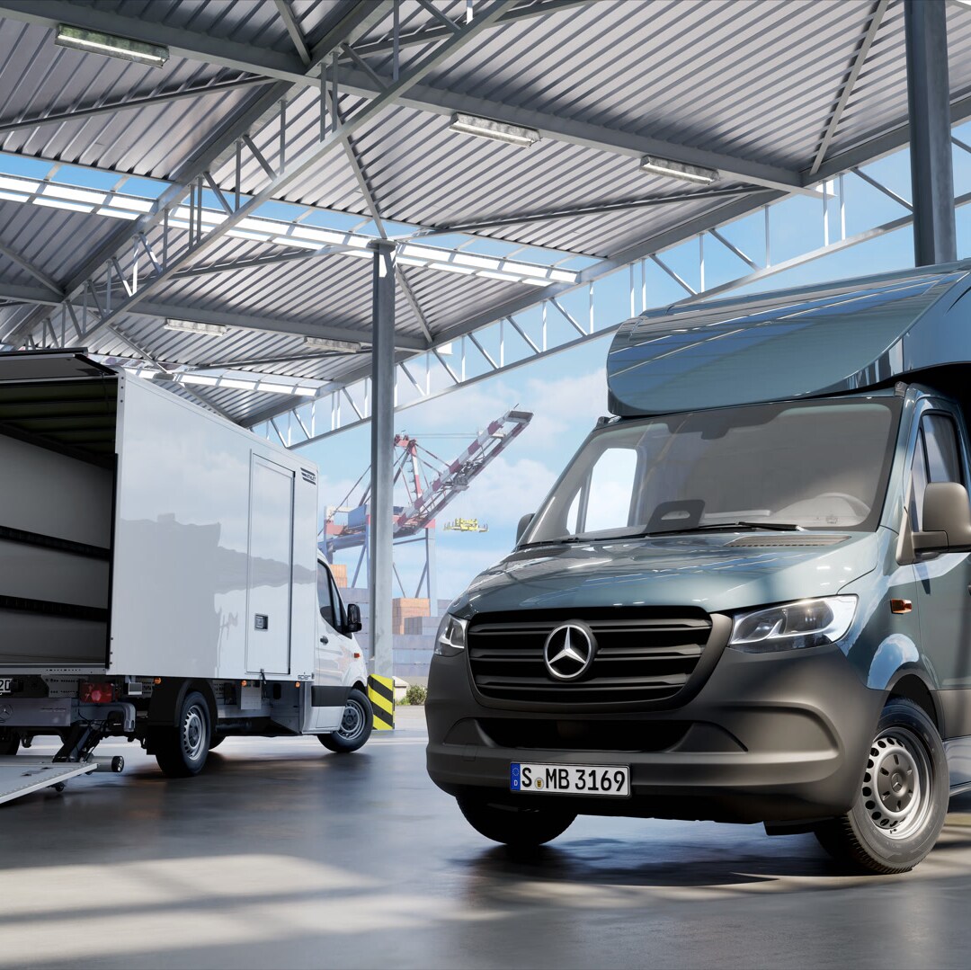 Mercedes‑Benz Transporter steht in einer überdachten Logistikhalle während der Be‑ und Entladung – geeignet für Kurier‑, Express‑ und Logistikprozesse.