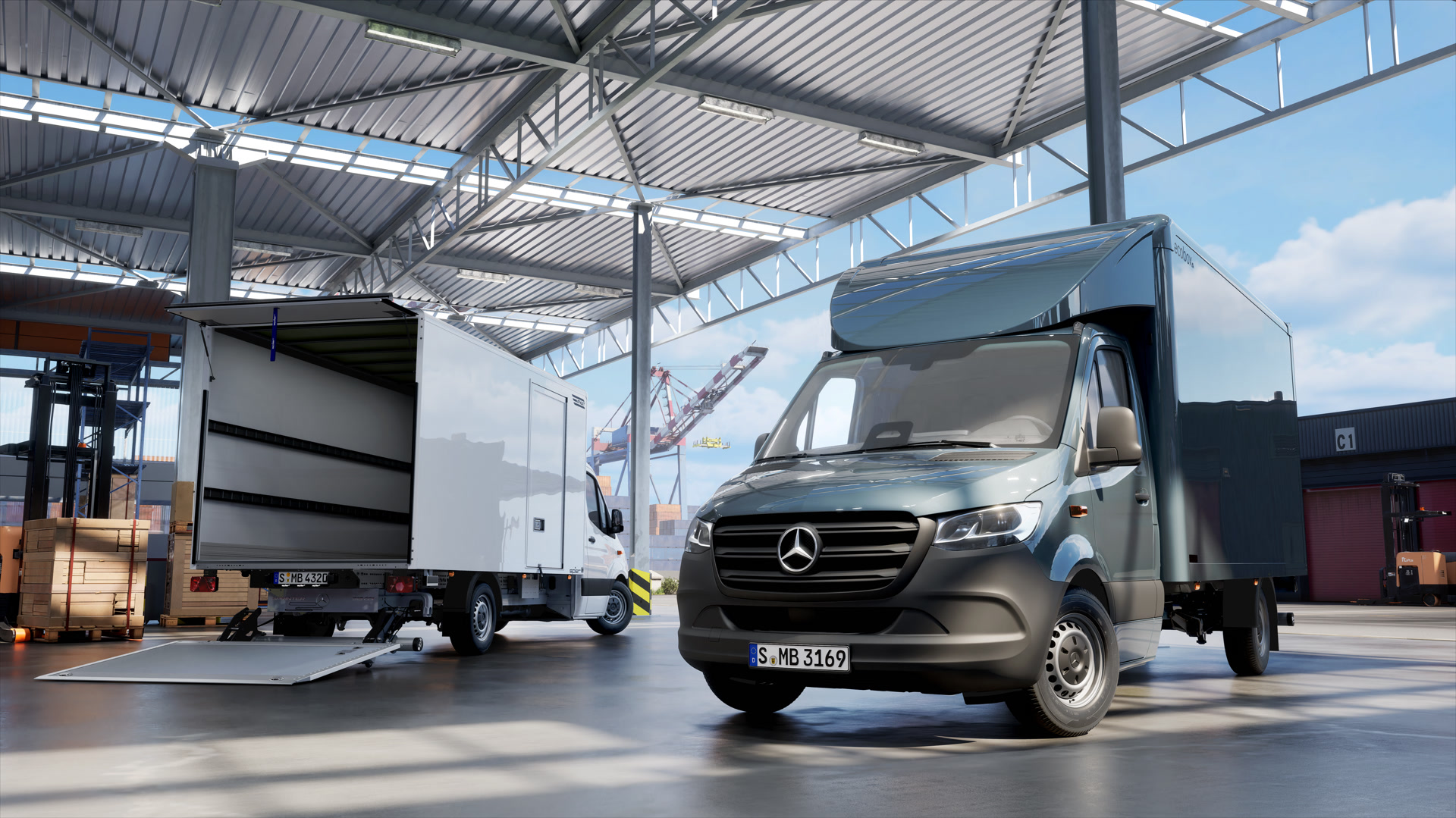 Mercedes‑Benz Transporter bei der Be‑ und Entladung in moderner Logistikhalle. Mercedes‑Benz Transporter steht in einer überdachten Logistikhalle während der Be‑ und Entladung – geeignet für Kurier‑, Express‑ und Logistikprozesse.
