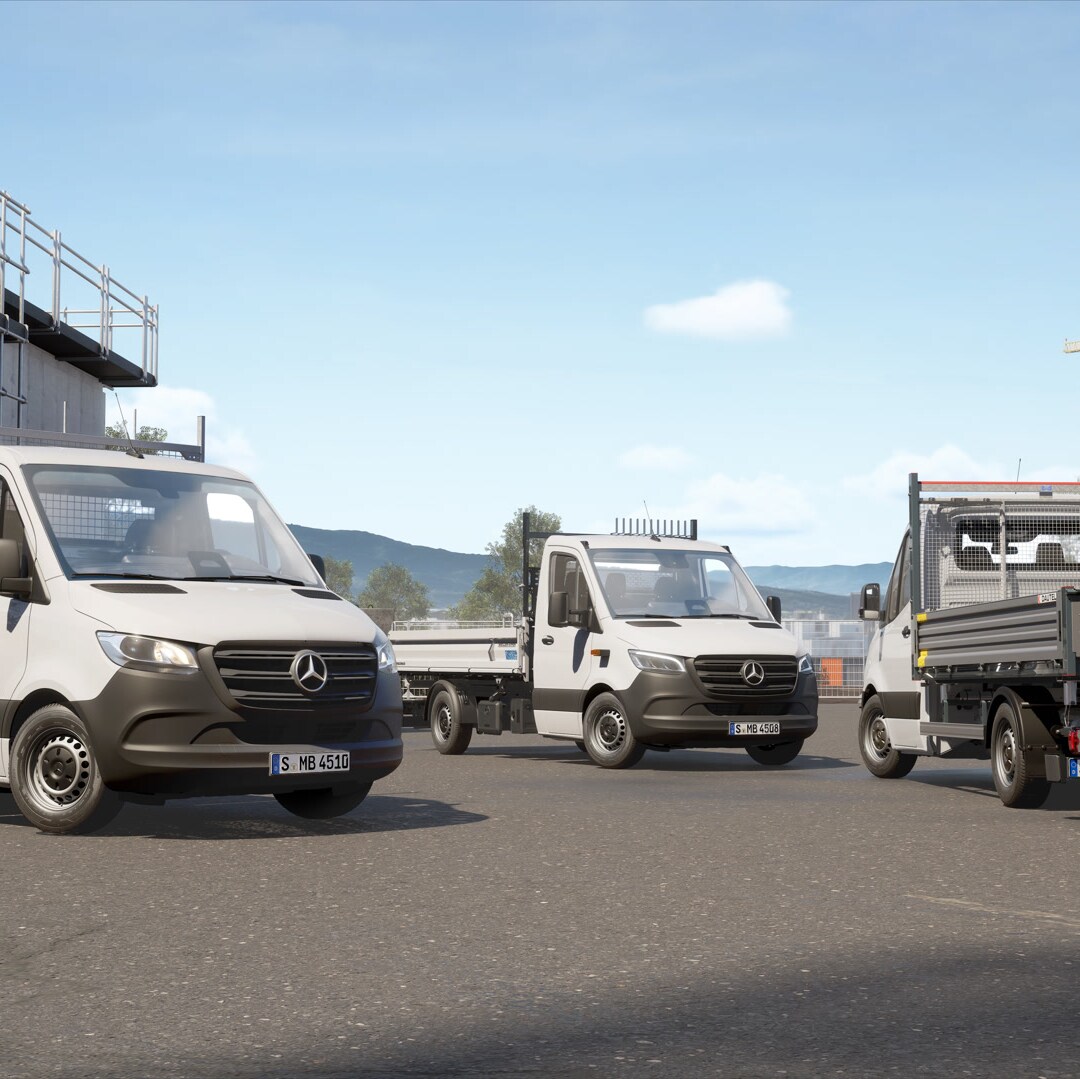 Mehrere Mercedes‑Benz Transporter mit Pritschen‑ und Kippaufbau stehen auf einer Baustelle – robuste Fahrzeuglösungen für Bau, Handwerk und Materialtransport.