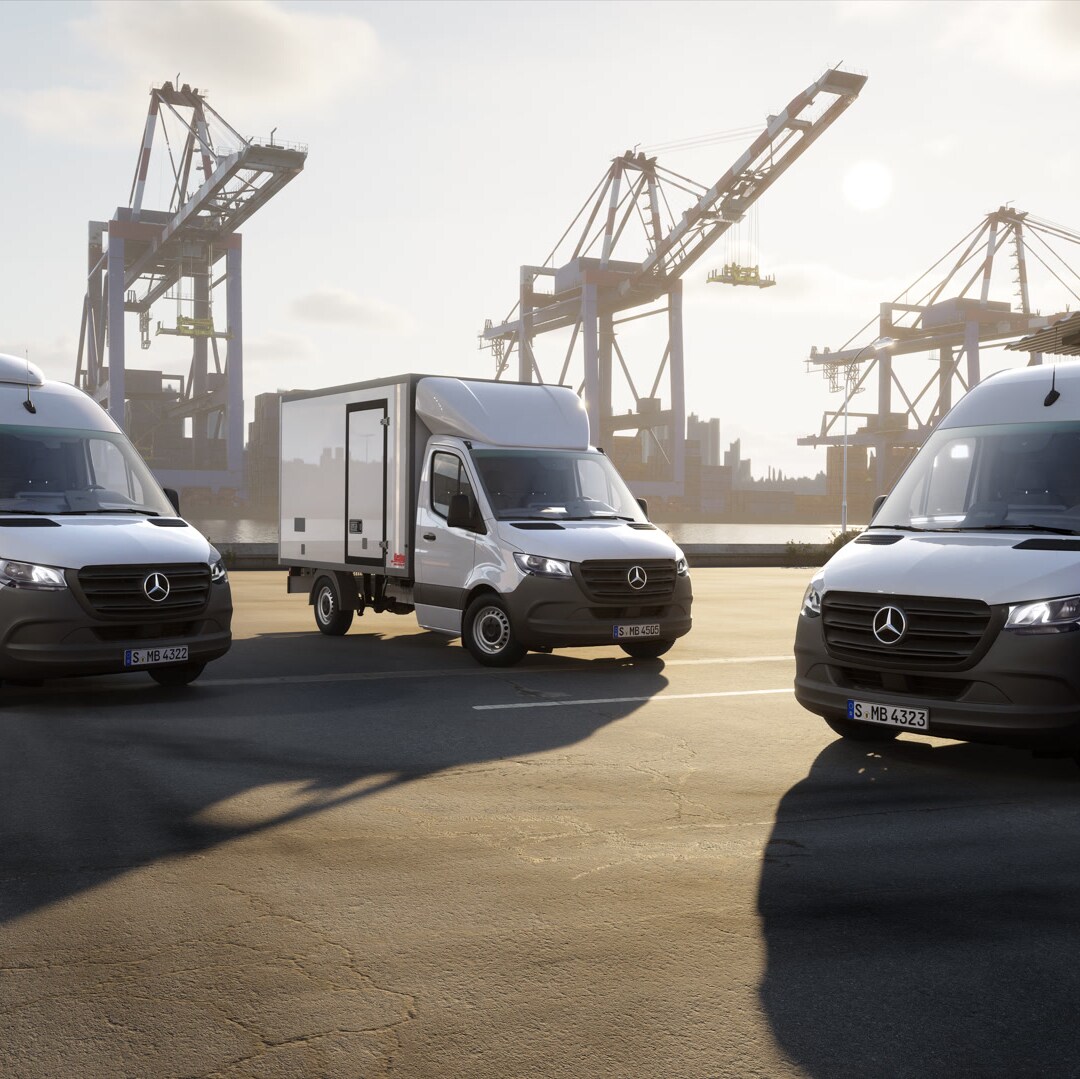 Drei Mercedes‑Benz Transporter stehen auf einem Containerterminal mit Hafenkränen – effiziente Fahrzeuglösungen für Kurier‑, Express‑ und Logistikdienste.
