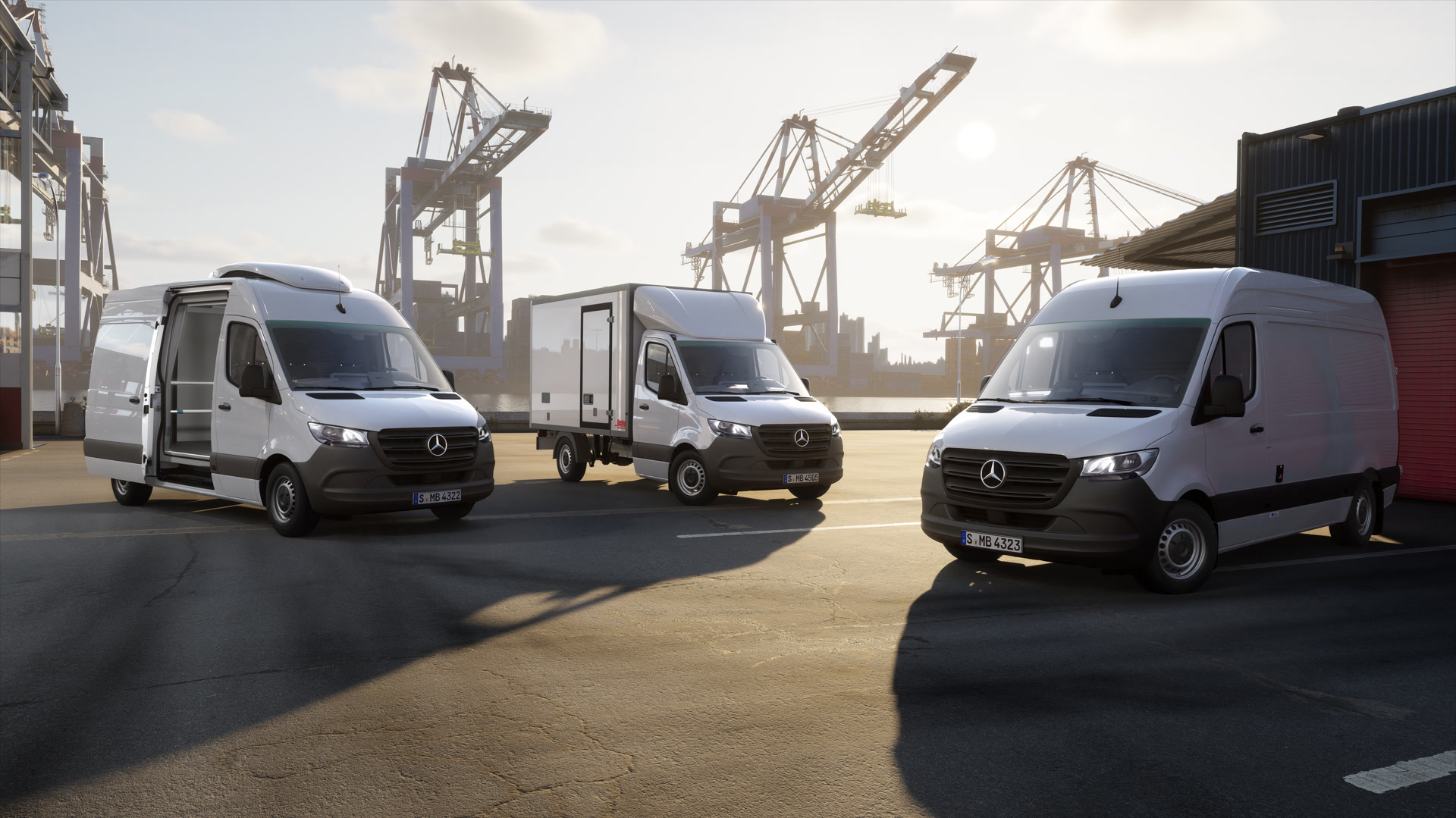 Mercedes‑Benz Transporter im KEP‑ und Logistikeinsatz auf modernem Containerterminal. Drei Mercedes‑Benz Transporter stehen auf einem Containerterminal mit Hafenkränen – effiziente Fahrzeuglösungen für Kurier‑, Express‑ und Logistikdienste.