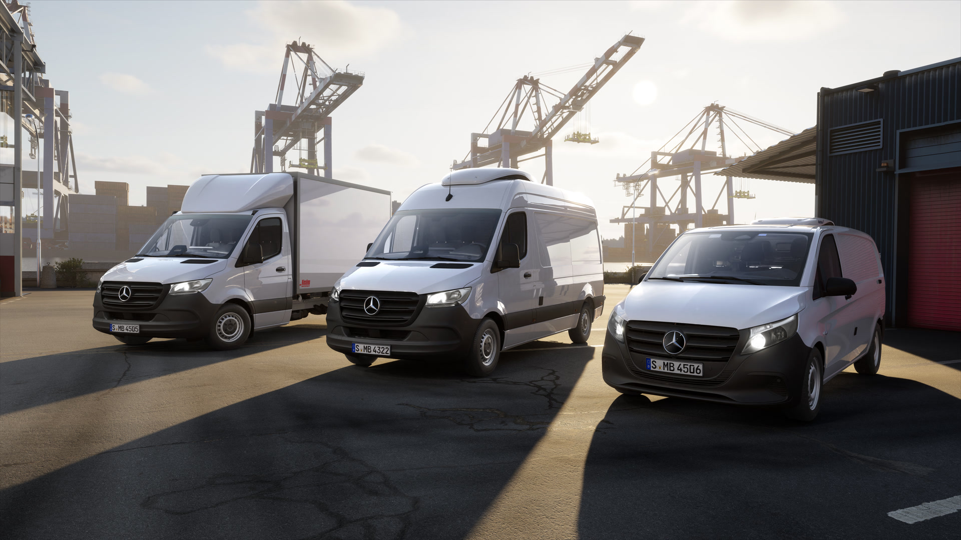 Mercedes‑Benz VanSolution ab Werk für professionelle Auf‑ und Umbaulösungen. Drei Mercedes‑Benz Transporter stehen auf einem Containerterminal vor Hafenkränen. Zu sehen sind ein Fahrzeug mit Aufbau, ein Kastenwagen und ein kompakter Van im Logistikumfeld.