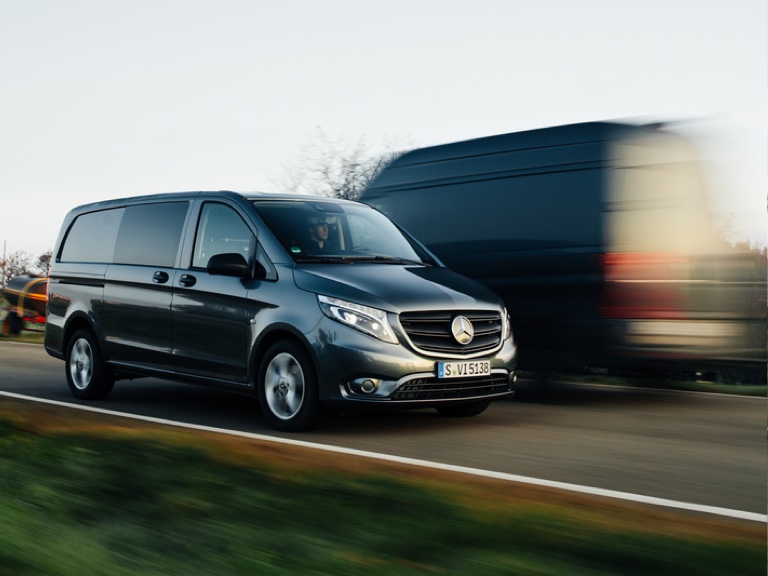 Digitale Extras für Mercedes-Benz Transporter | Business | Mercedes me Zu sehen sind zwei verschiedene Mercedes-Benz Transporter, die auf einer Landstraße aneinander vorbeifahren.