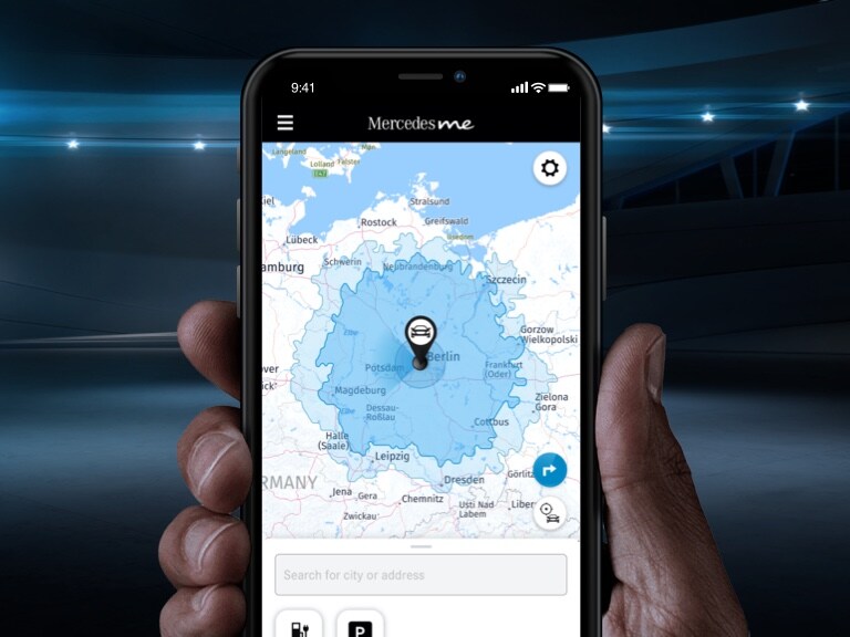 Es wird ein Handyscreen des Dienstes Navigation mit Electric Intelligence gezeigt.