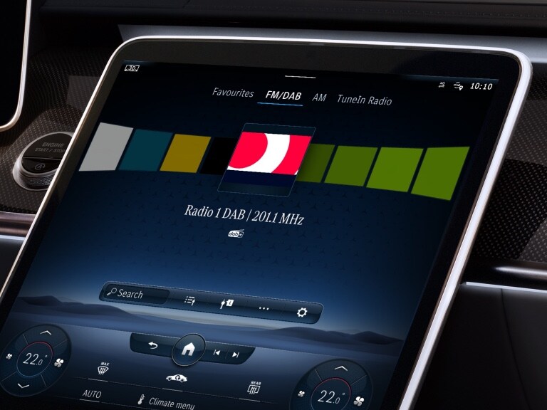 In der Head-Unit des Fahrzeugs werden die Sender des Digitalen Radios angezeigt.