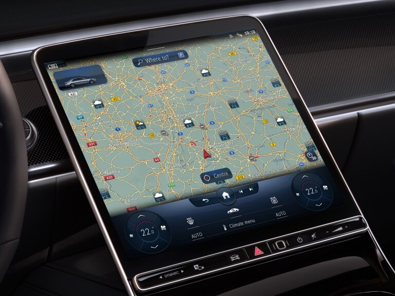 Im Head Unit des Fahrzeugs ist der Dienst Navigationsdienste geöffnet.