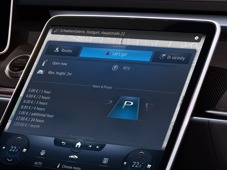 In der Head-Unit des Fahrzeugs ist der Dienst Parken für Navigation geöffnet.