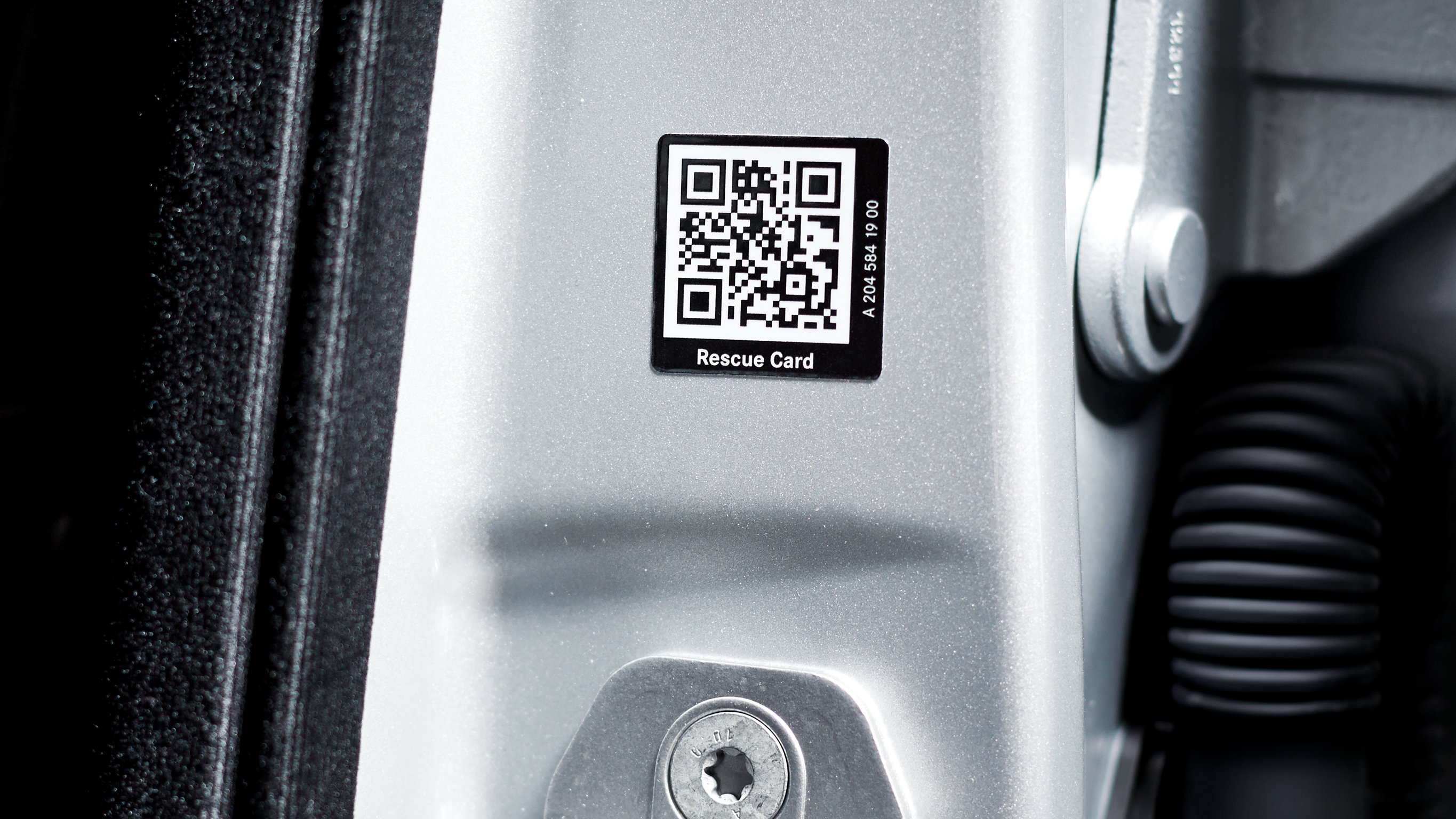 Rettungssticker | Mercedes-Benz Der Rettungssticker im Türrahmen Ihres Mercedes-Benz bietet den richtigen Durchblick für die schnellstmögliche Rettung.