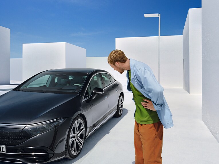 Ein Mann vor einem Mercedes-Benz.