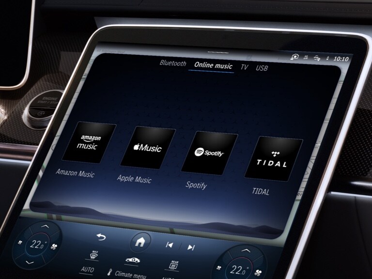 In der Head-Unit eines Fahrzeugs werden verschiedene Music Streaming Anbieter angezeigt.