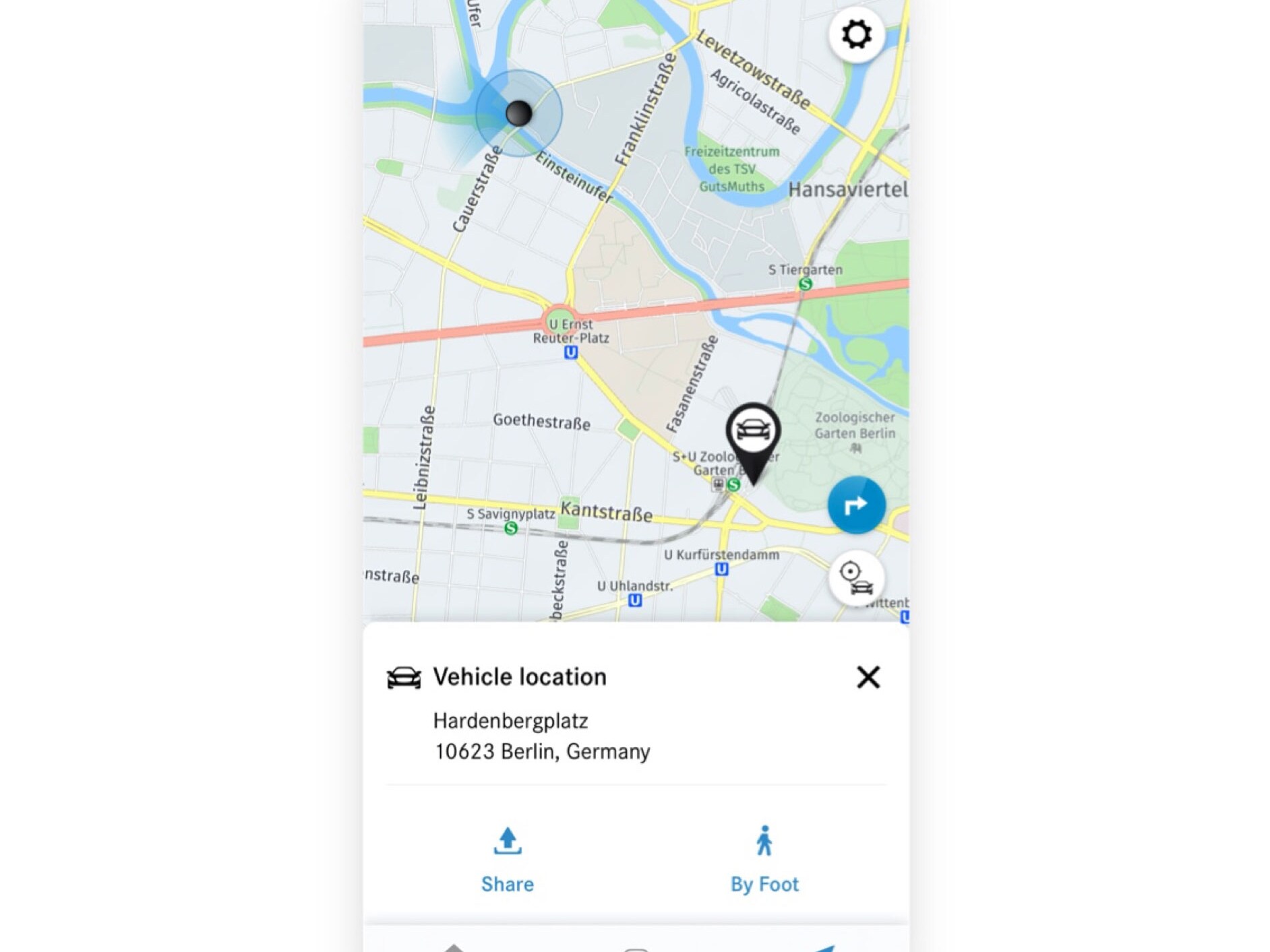 Der Standort des Fahrzeugs wird in der Mercedes-Benz App auf einem Smartphone angezeigt.