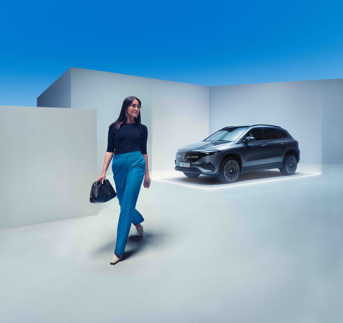 Eine Frau geht von ihrem geparkten Mercedes-Benz weg. CompleteCare | Mercedes-Benz