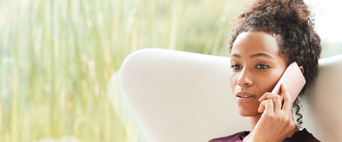 Eine Frau steht auf einer Straße vor ihrem weißen Mercedes. | Mercedes-Benz Mercedes-Benz CompleteCare lässt Zeit für das Wesentliche..