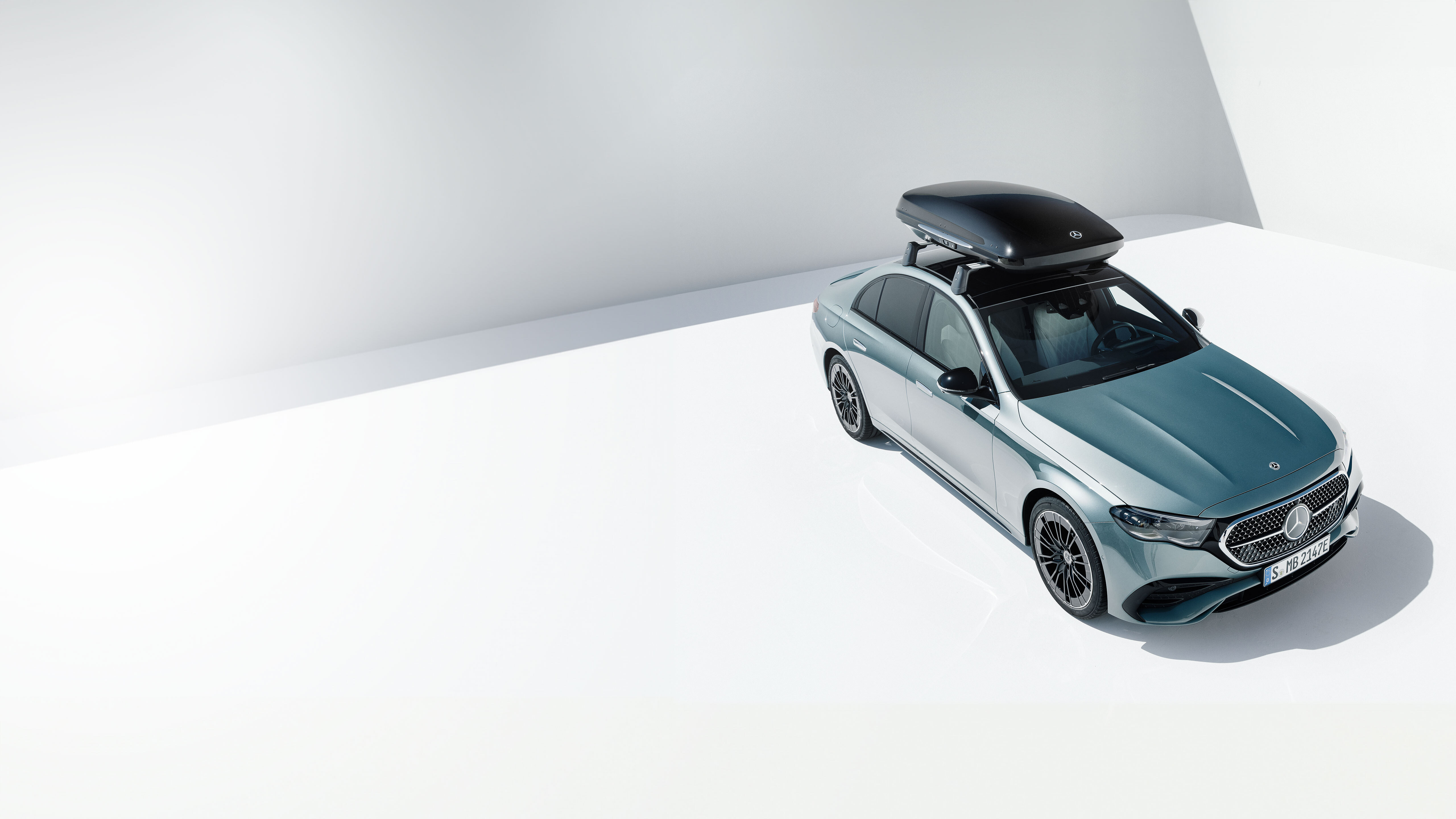 Mercedes-Benz Technisches Zubehör Ein silberfarbener Mercedes-Benz mit Träger.