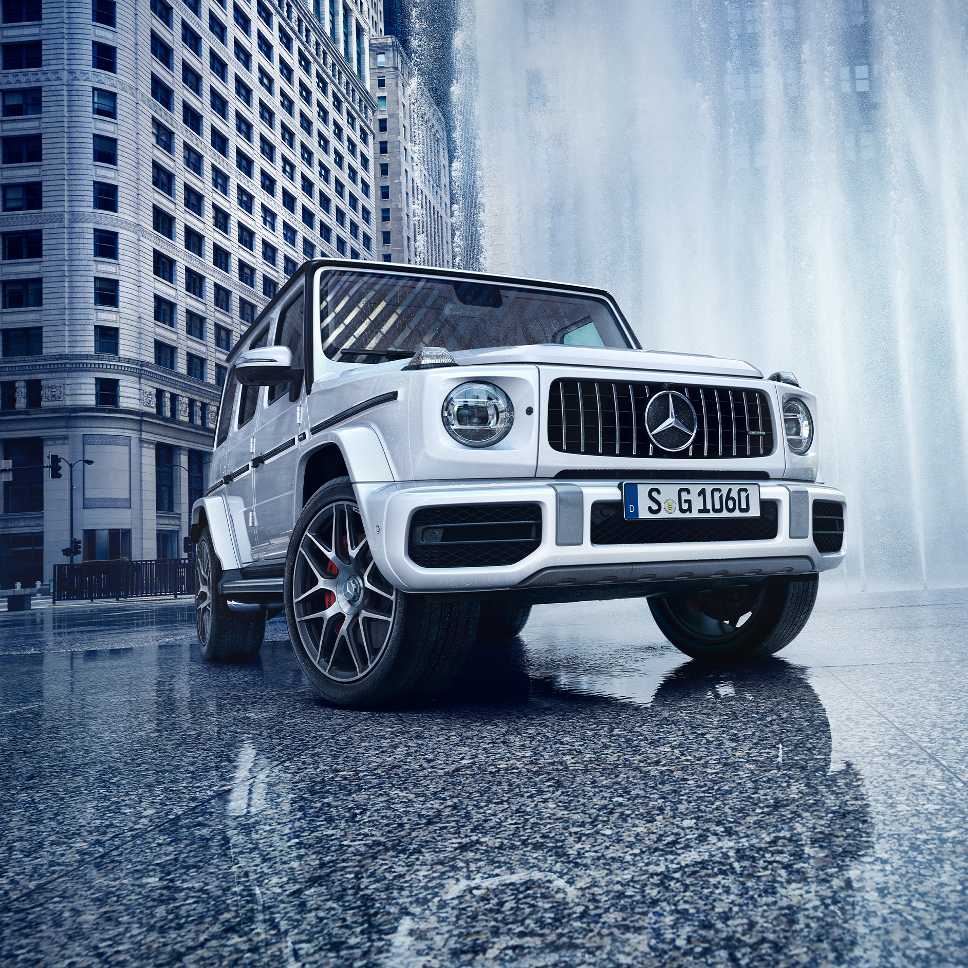 Mercedes-AMG G 63 | Mercedes-Benz Der Mercedes-AMG G 63 von Mercedes-Benz in einer seitlichen Frontansicht in einer modernen Umgebung.