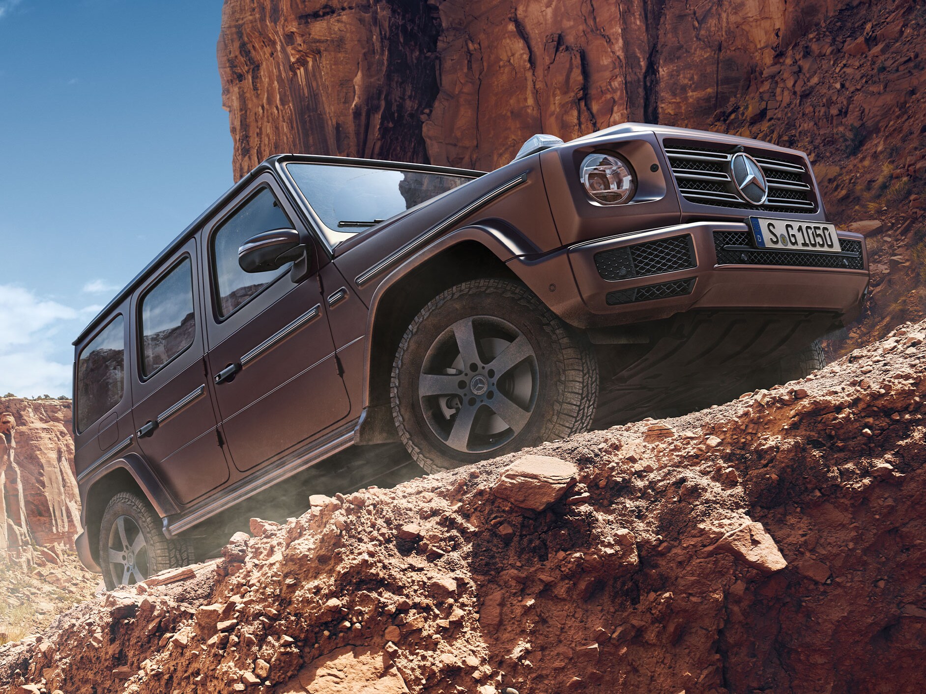 Frontansicht der Mercedes-Benz G-Klasse in den Bergen.