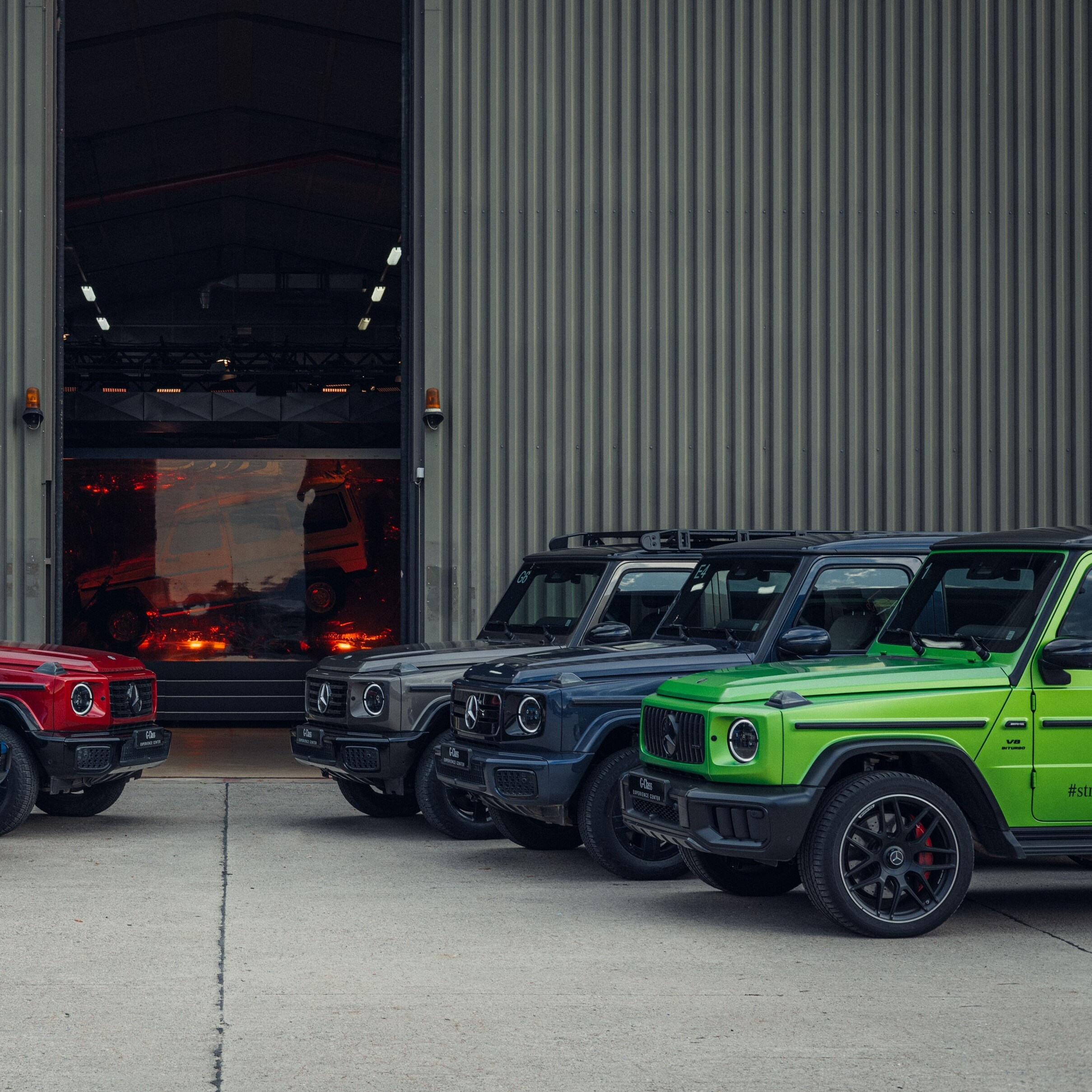 Verschiedene Mercedes-Benz G-Klassen in einer Frontansicht.