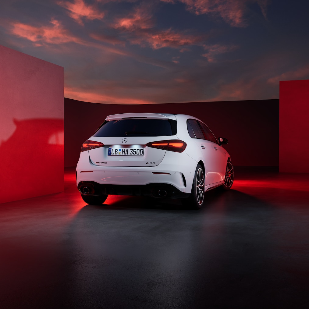 Seitenansicht eines Mercedes-AMG A 35 4MATIC von vorne und hinten.